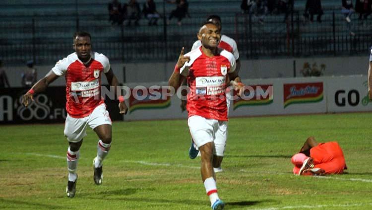 Penyerang Persipura Jayapura, Titus Bonai, lakukan perayaan gol ke gawang PSIS Semarang dalam lanjutan Liga 1 2019.