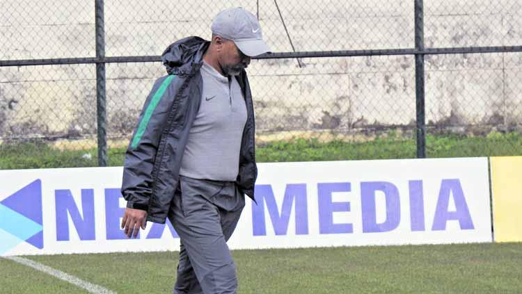 Fakhri Husaini meninjau lapangan pertandingan di Piala AFF U-18 2019 Grup A. Foto: pssi.org