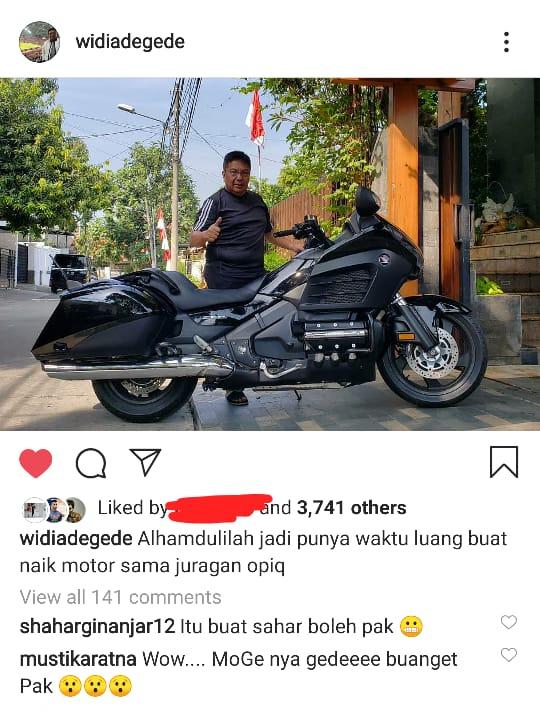 Kiper Persija secara bercanda meminta motor milik Gede Widiade Copyright: instagram.com/widiadegede