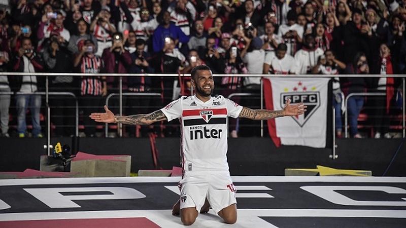 Dani Alves resmi menjadi pemain Sao Paulo Copyright: NELSON ALMEIDA/AFP/Getty Images
