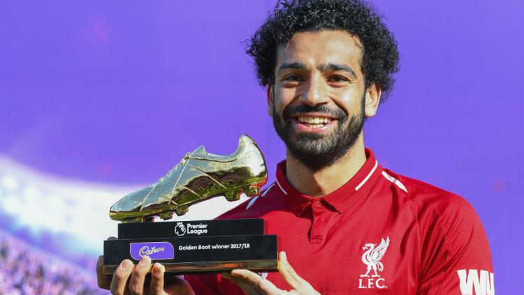 Mohamed Salah saat memegang trofi top skor di Liga Primer Inggris musim 2017/18. Copyright: Express.co.uk