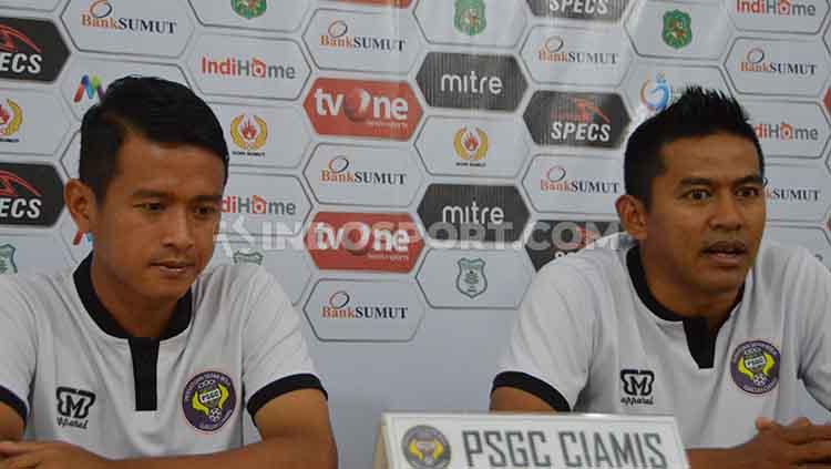 Asisten Pelatih PSGC Ciamis, Ayi Daud Akhiri (kanan) didampingi pemainnya, Arip Budiman (kiri), dalam temu pers jelang pertandingan PSMS Medan vs PSGC Ciamis, Rabu (7/8/2019) sore.