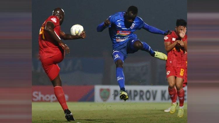 O.K John berduel dengan Makan Konate pada laga Kalteng Putra vs Arema FC di Liga 1 2019, Rabu (07/08/19) Copyright: Instagram/@aremafcofficial