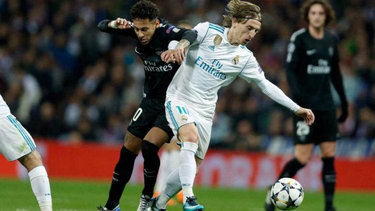 Neymar dan Luka Modric saat bertarung di laga PSG vs Real Madrid Liga Champions.