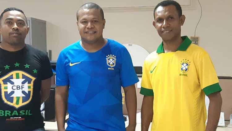 Mantan Pemain Persipura Jayapura dan Timnas Indonesia U-23, Stevie Bonsapia (tengah) yang kini berprofesi sebagai karyawan Bank Papua.