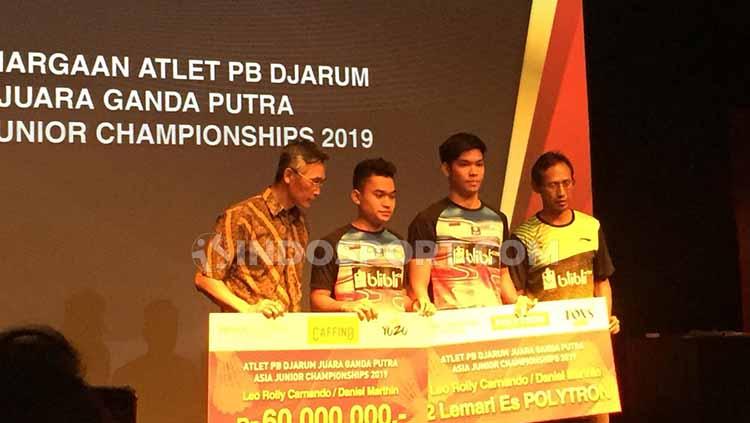 Pebulutangkis junior Leo Rolly Carnando, Daniel Marthin, dan Indra Cahya Sari Jamil menerima hadiah ratusan juta rupiah.