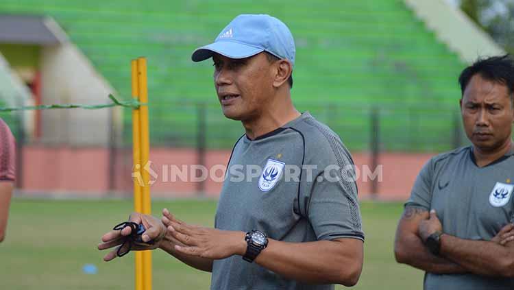 Pelatih Persijap Jepara, Widyantoro, saat masih menjabat asisten pelatih PSIS Semarang. - INDOSPORT