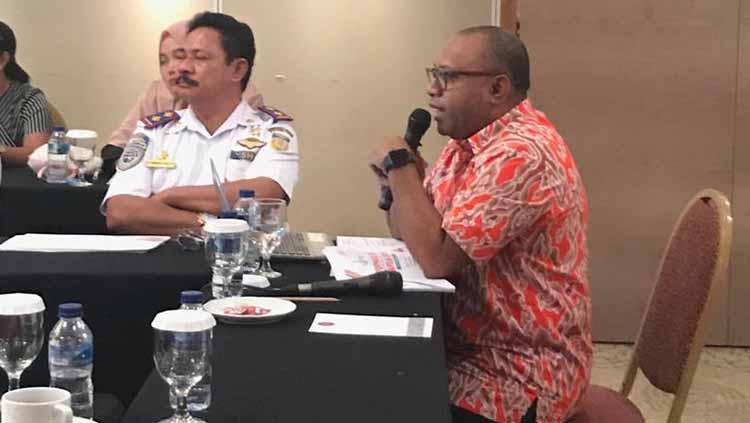 Plt Kadisorda Provinsi Papua, Alexander Kapisa saat menyampaikan kesiapan Papua sebagai Tuan rumah Popnas XV dan Peparpenas IX dalam Rapat Koordinasi Panitia Penyelenggara Popnas, di Kantor Kementerian Pemuda dan Olahraga di Jakarta. - INDOSPORT