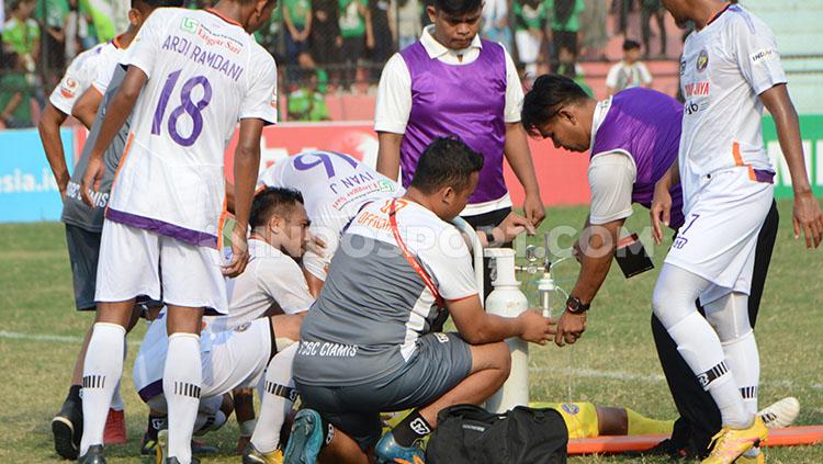 Kiper PSGC Ciamis, Ali Barkah, saat mendapat bantuan medis saat timnya bersua tuan rumah PSMS Medan, Kamis (8/8/2019) sore. Copyright: Aldi Aulia Anwar/INDOSPORT