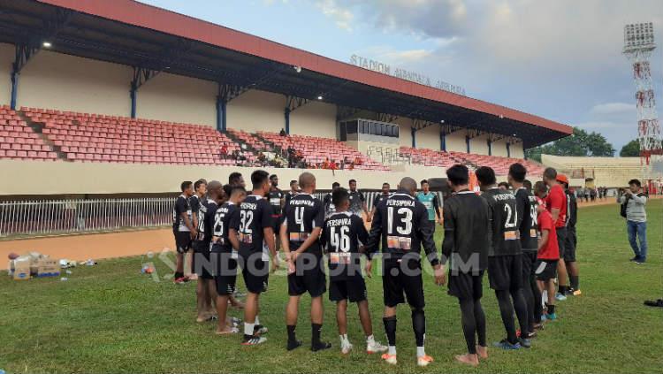 Skuat Persipura Jayapura usai Berlatih di Stadion Mandala. Foto: Sudjarwo/INDOSPORT - INDOSPORT