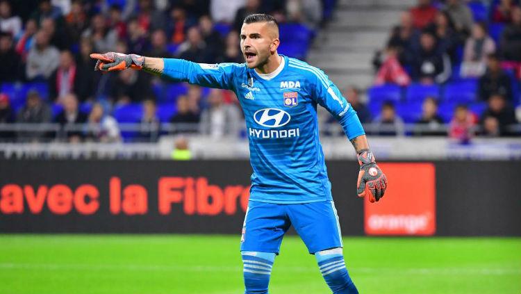 Anthony Lopes saat menjaga gawang Olympique Lyon, nyatanya bisa membuat AC Milan sial.