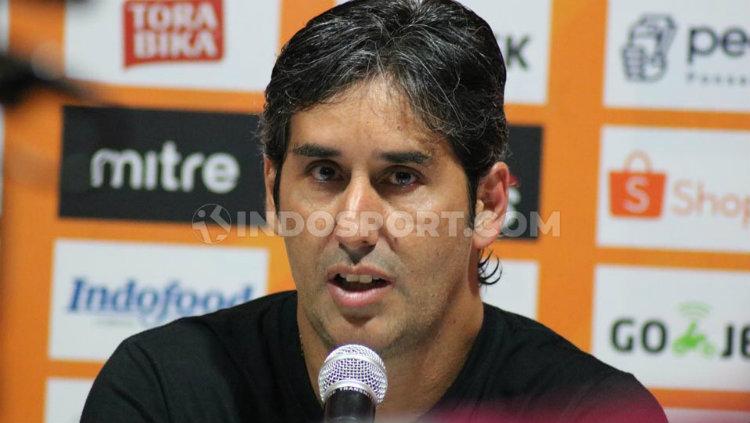 Stefano Cugurra Teco mengomentari laga Bali United vs Semen Padang di Liga 1 2019. INDOSPORT/Nofik Lukman Hakim