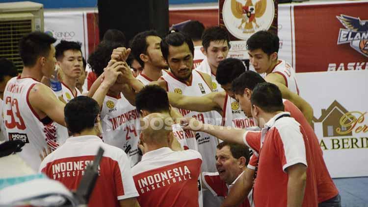 Indonesia Selection saat bersua tim Malaysia, Red Baron di game ketiga grup A Elang Cup Basketball Tournament di GOR Angkasa Lanud, Medan, Jumat (9/8/2019) malam. - INDOSPORT