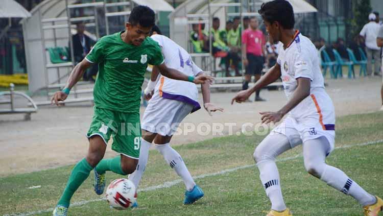 Pemain muda PSMS Medan, Ilham Fathoni, saat berupaya melewati pemain PSGC Ciamis, kemarin.
