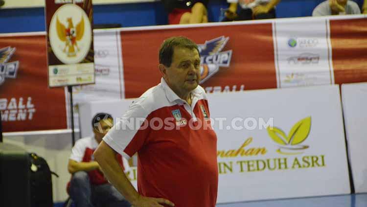 Pelatih kepala Timnas Basket Putra Indonesia, Rajko Toroman, saat melihat anak asuhnya bermain di Elang Cup Basketball Tournament di Medan. - INDOSPORT