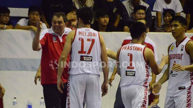 Pelatih kepala Timnas Basket Putra Indonesia, Rajko Toroman, saat melihat anak asuhnya bermain di Elang Cup Basketball Tournament di Medan. - INDOSPORT