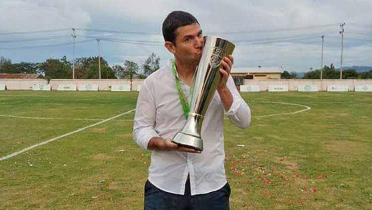 Pelatih Simon Elissetche. - INDOSPORT