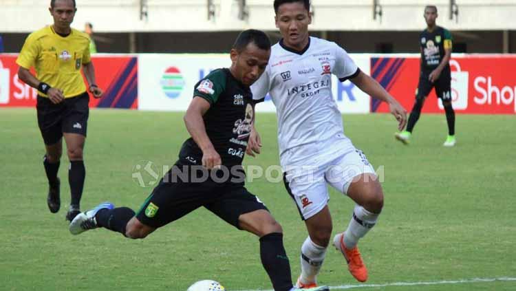 Pemain Persebaya Surabaya, Irfan Jaya (kiri) punya harapan besar untuk Liga 1 Indonesia musim 2020. Ia berharap jadwal kompetisi musim depan tidak seketat musim 2019. - INDOSPORT