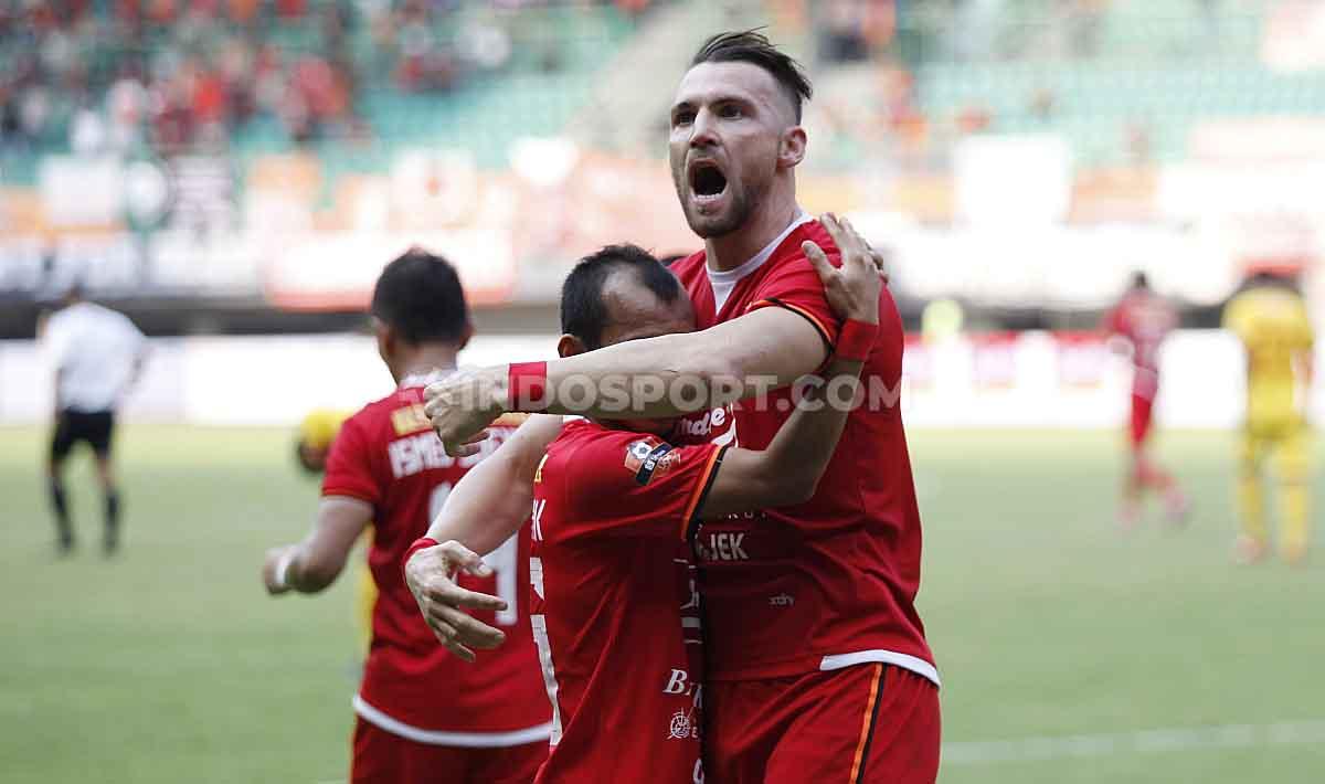 Marko Simic merayakan gol bersama Riko di Stadion Patriot. Copyright: Herry Ibrahim/INDOSPORT