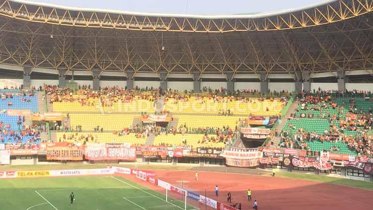 Suasana Stadion Patriot sepi di laga persija vs bhayangkara, ada spanduk sindiran jakmania. Copyright: Petrus Manus DaYerimon/INDOSPORT