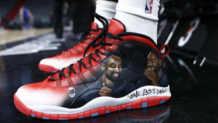 Sepatu Bam Adebayo dengan desain untuk tribut Dwyane Wade. Copyright: AP