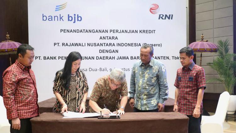 Direktur Utama bank bjb, Yuddy Renaldi dan Direktur Utama PT. RNI B. Didik Prasetyo, lakukan penandatanganan kerja sama pembiayaan fasilitas kredit modal kerja, Jumat (9/8/19). - INDOSPORT