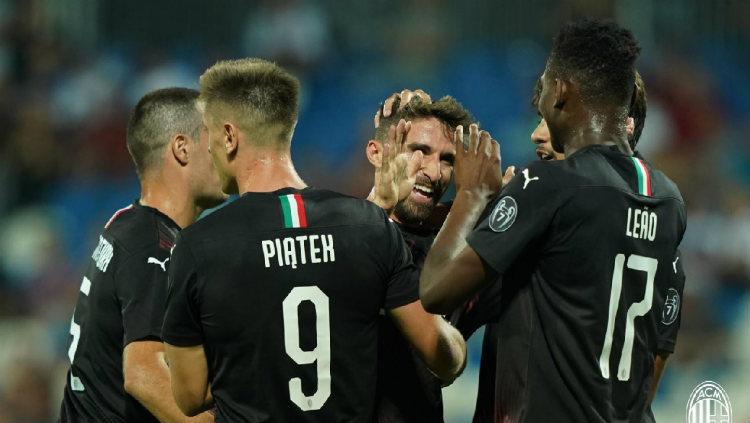 Selebrasi para pemain AC Milan saat memenangkan laga atas Feronikeli.