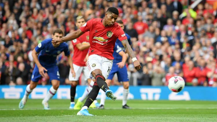 Marcus Rashford mengeksekusi penalti di laga Manchester United vs Chelsea. Copyright: Michael Regan/Getty Images