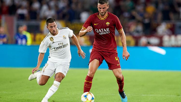 Eden Hazard saat mencoba mereubut bola di laga uji coba AS Roma vs Real Madrid, Senin (12/08/19) dini hari WIB. Copyright: Quality Sport Images/Getty Images