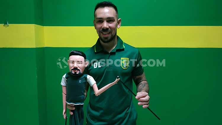 Damian Lizio berfoto dengan wayang golek pemberian Bonek, setelah laga Persebaya vs Madura United, Sabtu (10/8/19).