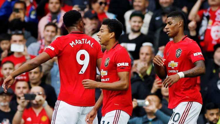 Martial, Jesse Lingard (tengah), dan Rashford usai melakukan selebrasi melawan Chelsea.