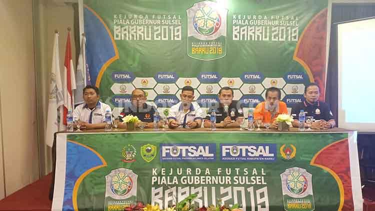 Haswar Putra Juniawan (Ketua AFK Barru/ketiga dari kiri) dan Ahmad Susanto (Wakil Ketua AFP Sulsel/ketiga dari kanan). - INDOSPORT
