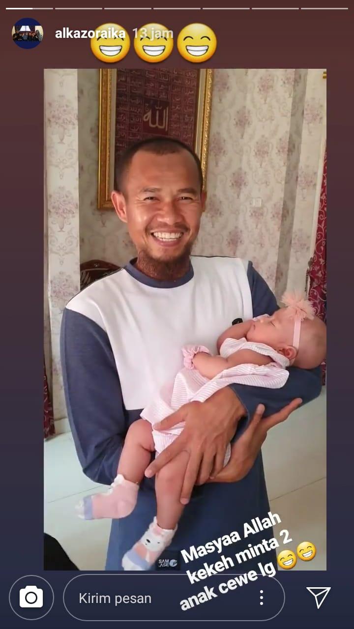 Kapten Persib Bandung, Supardi Nasir, menggendong bayi. Copyright: Instagram