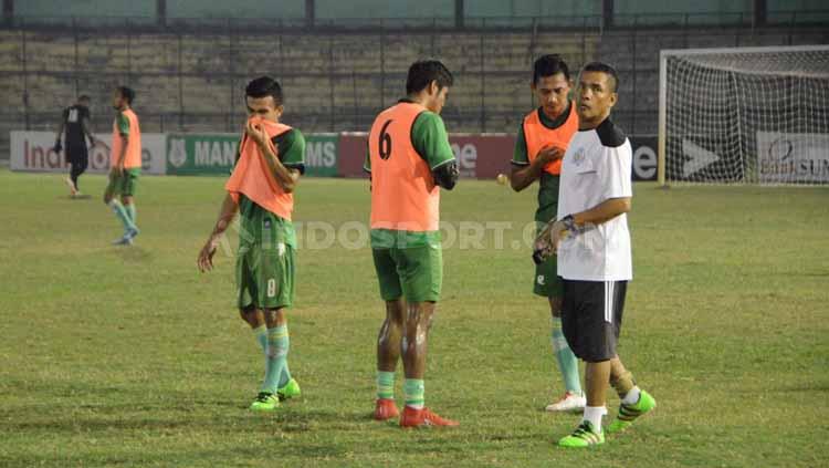 Pelatih PSMS Medan, Abdul Rahman Gurning, saat pimpin timnya latihan di Stadion Teladan, Medan, Minggu (11/08/2019) malam. Foto: Aldi Aulia Anwar/INDOSPORT