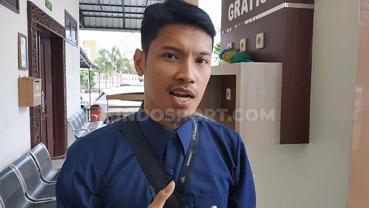 David Faristian saat menghadiri sidang perdana gugatan tunggakan gaji Persegres, Senin (12/08/19). Foto: Fitra Herdian/INDOSPORT