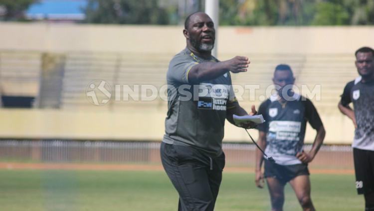 Pelatih Persipura Jayapura, Jacksen F. Tiago menyebut perpindahan sementara ke Tenggarong menyimpan keuntungan bagi Skuat Mutiara Hitam.