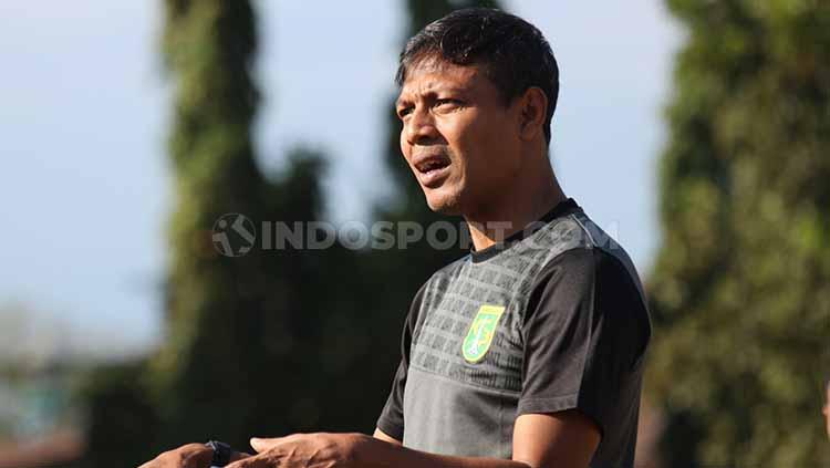 Bejo Sugiantoro memimpin latihan Persebaya di Lapangan Polda Jatim, Senin (12/8/19). - INDOSPORT