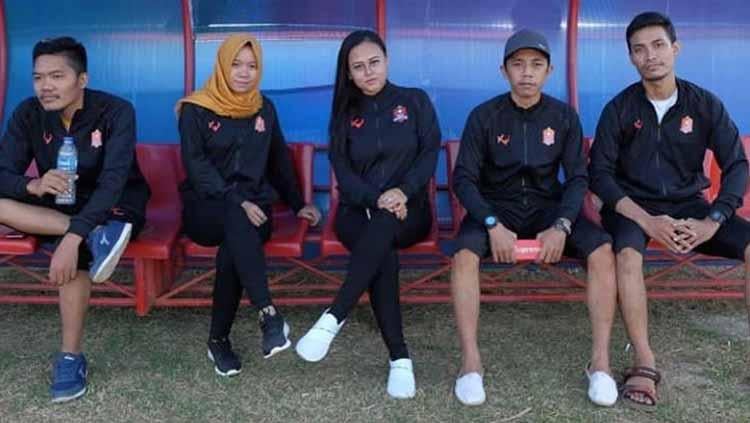 Manajer tim Tira Persikabo, Esti Puji Lestari (ketiga dari kiri) mempersiapkan tim, Tira Persikabo merger dengan Persijap Kartini. Copyright: media persijap