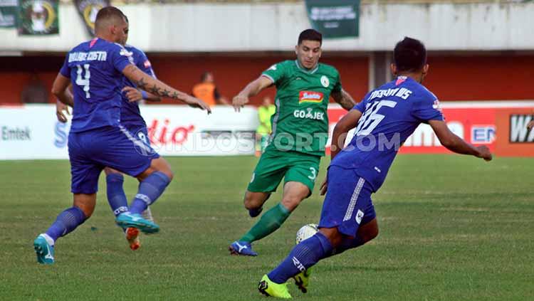 Brian Ferreira pada laga melawan PSIS Semarang Copyright: Ronald Seger/INDOSPORT