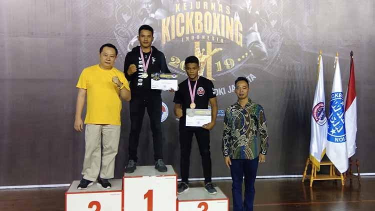 Kick Boxer asal Sumut, Bonatua Lumban Tungkup (tengah), saat foto bersama usai pengalungan medali di Kejurnas KBI beberapa waktu lalu - INDOSPORT