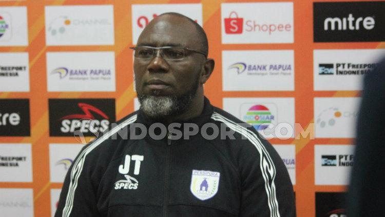 Jacksen F. Tiago saat konferensi pers jelang laga Persipura Jayapura.