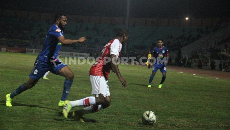Pemain PSIS Arthur Bonai (biru) saat membela timnya dalam laga Shopee Liga 1 2019.