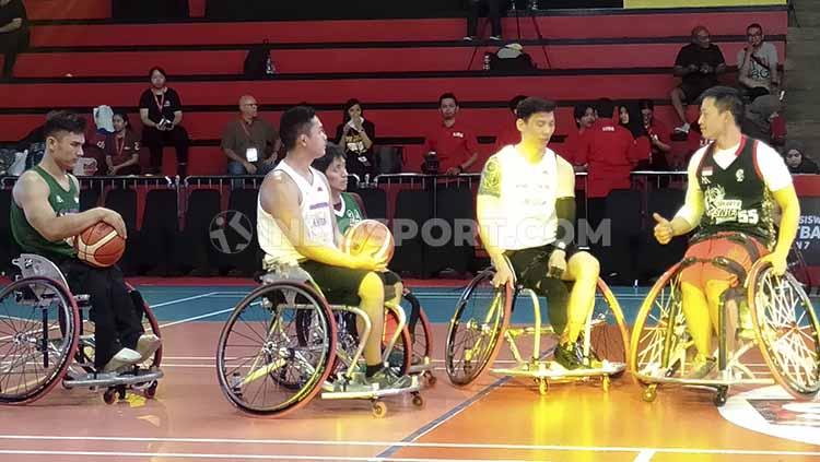 Donald Santoso bersama para anggota Jakarta Swift Wheelchair Basketball. - INDOSPORT