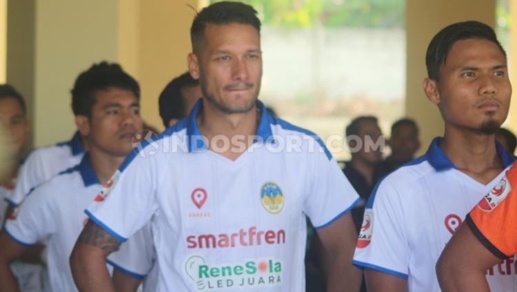 Hobi gonta-ganti klub dalam waktu sangat singkat membuat Raphael Maitimo bagaikan 'kutu loncat' super di persepakbolaan Indonesia.