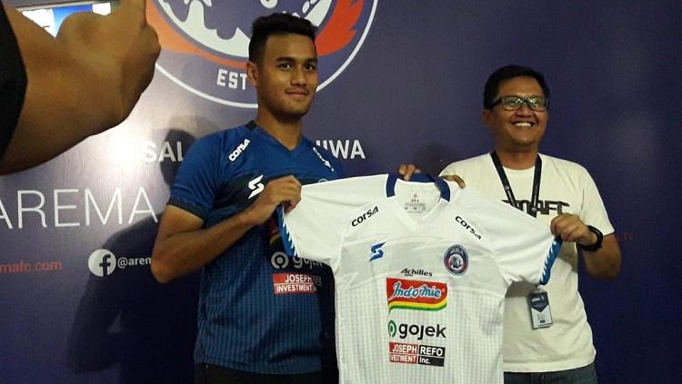 Gelandang Arema FC, Muhammad Rafli, memperkenalkan jersey baru. Foto: Ian Setiawan/INDOSPORT