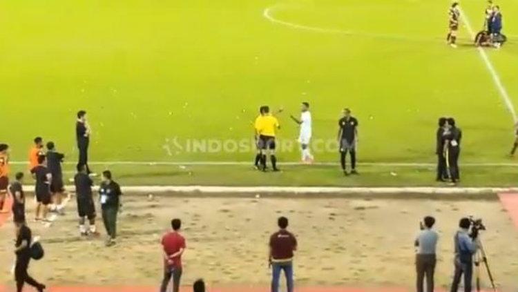 Laga PSM Makassar vs Barito Putera diwarnai keributan.
