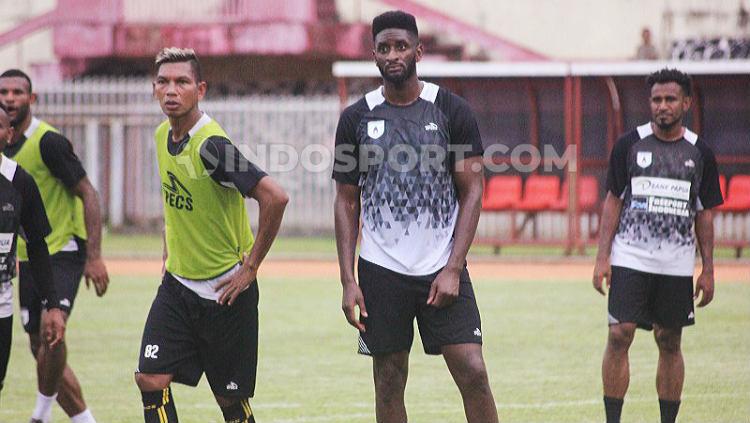 Striker Persipura Jayapura asal Mali, Mamadou Samassa (tengah) saat berlatih bersama rekannya. Foto: Sudjarwo/INDOSPORT