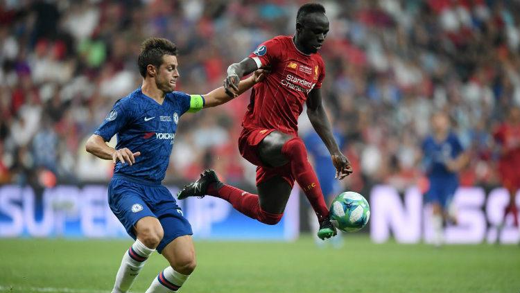 Sadio Mane saat mengamankan bola dari pemain Chelsea di ajang Piala Super Eropa 2019 Copyright: twitter.com/LFC