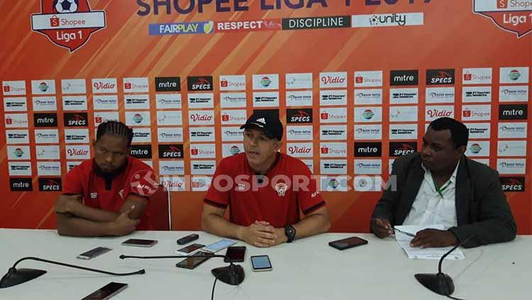 Konferensi pers Gelandang Kalteng Putra, Abdul Rahman Abanda bersama Gomes de Oliveira usai laga versus Persipura Jayapura