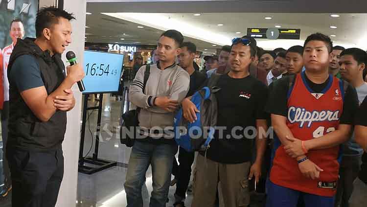 Pecinta Sneakers mengantre di depan DBL Store demi sepatu bakset Aza 6. Copyright: Fitra Herdian/INDOSPORT